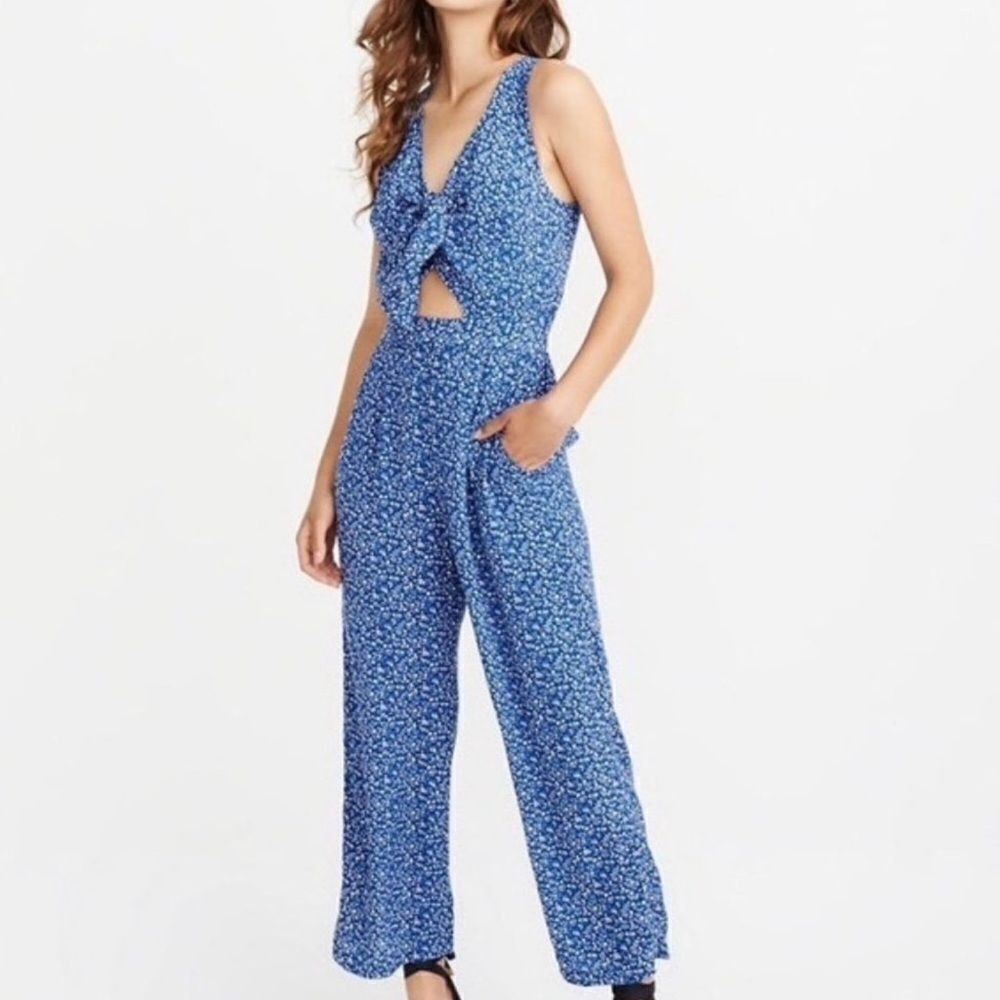 Abercrombie and Fitch Blue Floral Keyhole Jumpsuit Women’s Small